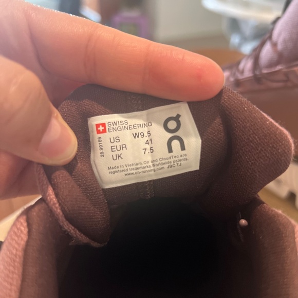 ON Womens Cloud Hi Waterproof 1 Sneake Size 9.5 - Picture 3 of 12